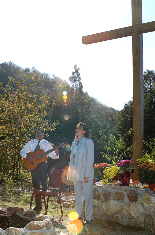 Elaine singing and Amado playing