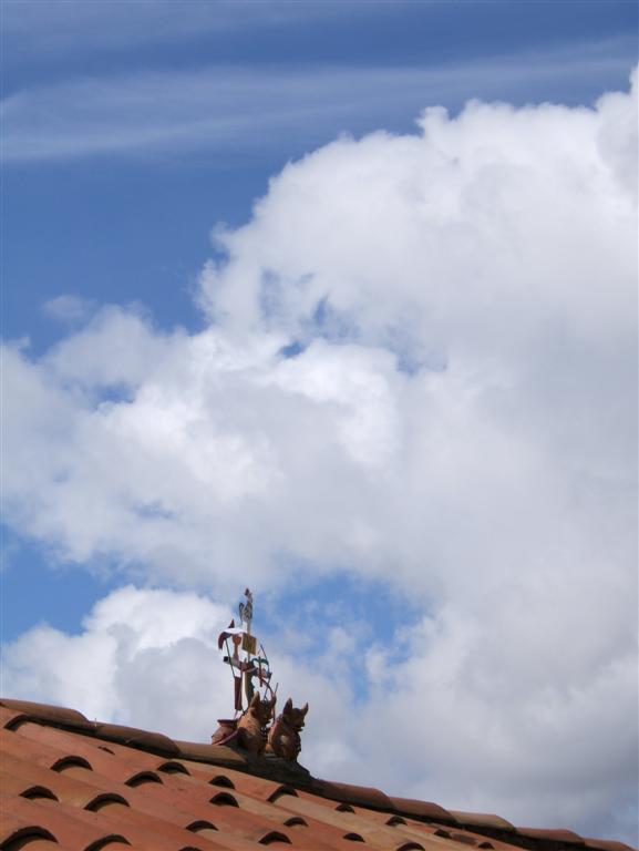 Clay bulls on the roof are a blessing for the house