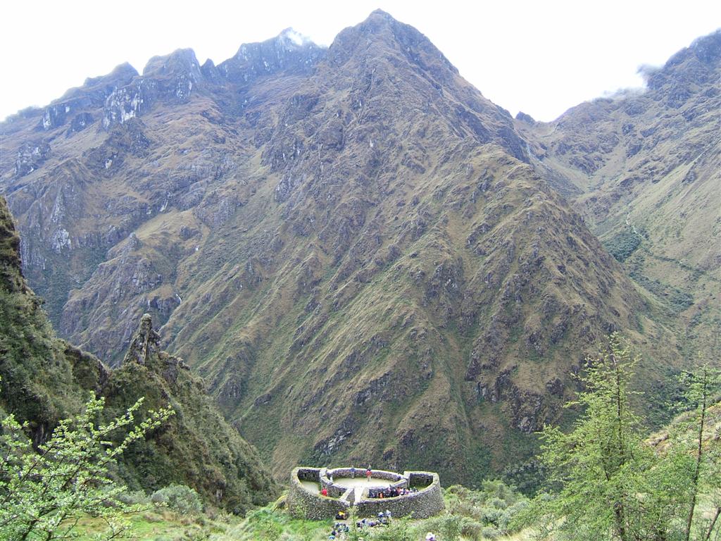 Looking down on the egg hut (Runkuraqay) ruins