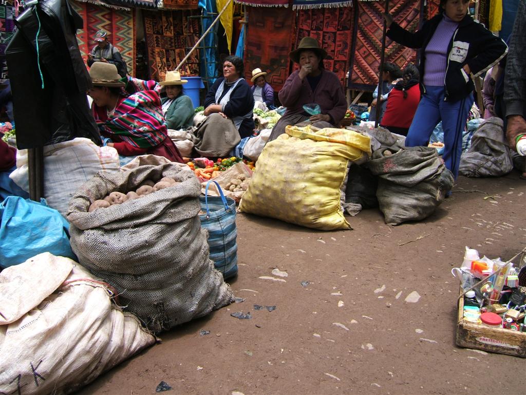 Vendors at the Pisaq market.