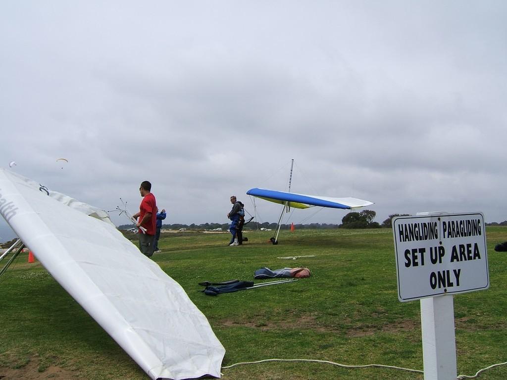 Hang gliders getting ready