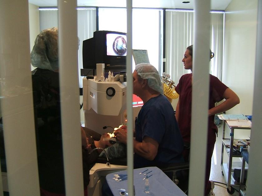 Slicing the cornea flap