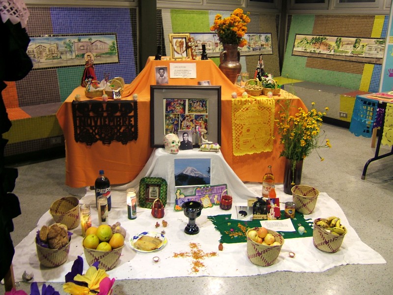 El Dia de los Muertos altars