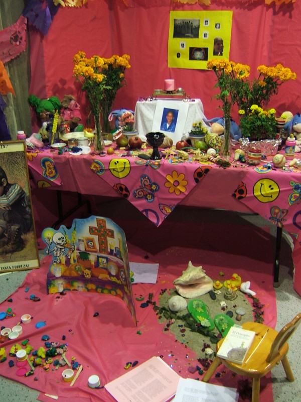 El Dia de los Muertos altars