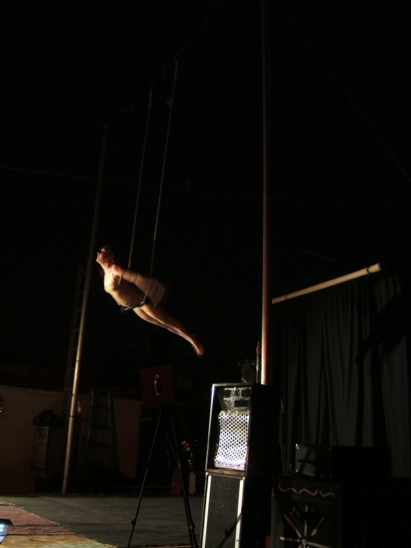 The amazing Xep on the trapeze