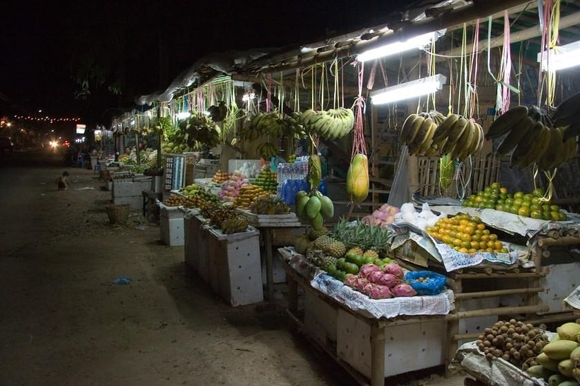 Outdoor fruit market