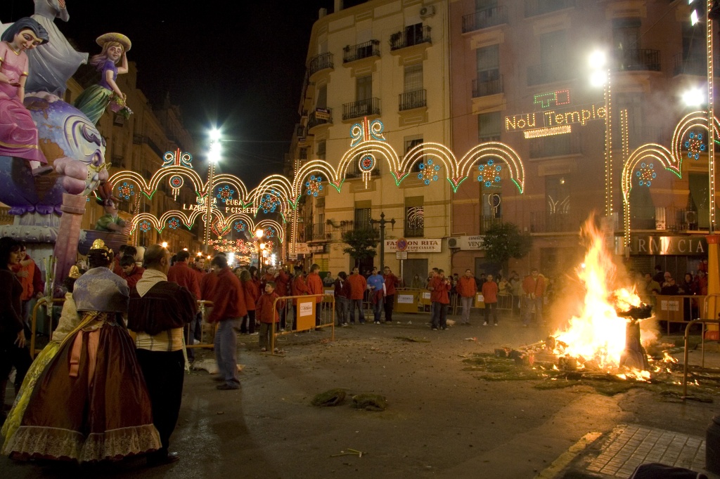 The casal watches the burning falla