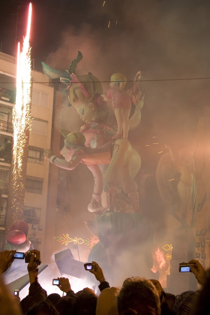 Fireworks start the Cuba-Literato AzorÃ­n falla's crema