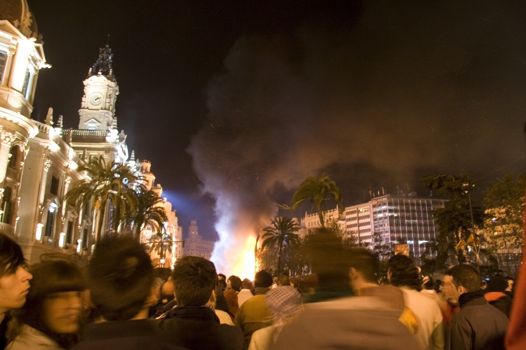 Smoke plume from the crema in the main square