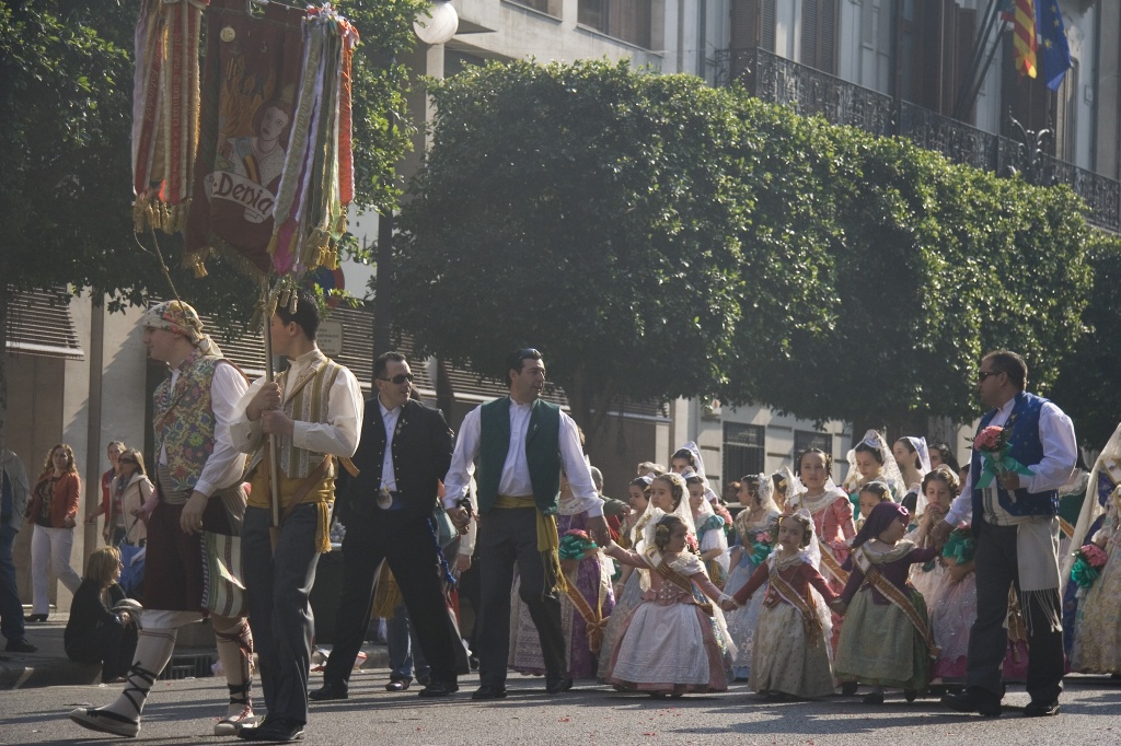 Casal faller starts their march for ofrenda