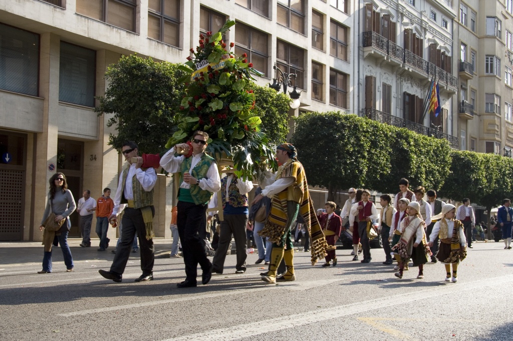 Carrying the casal faller's offering