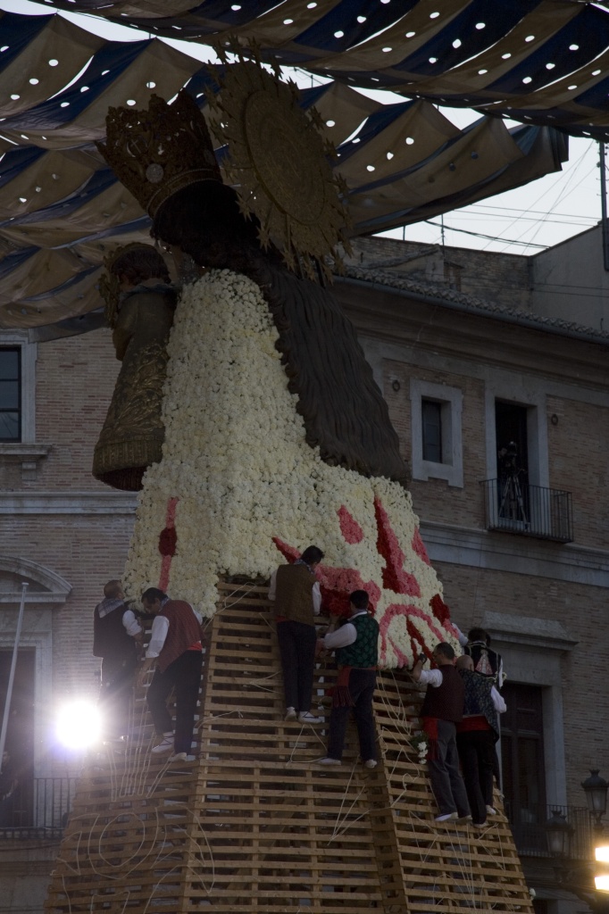 Building the Virgen de los Desamparados with the flower offerings