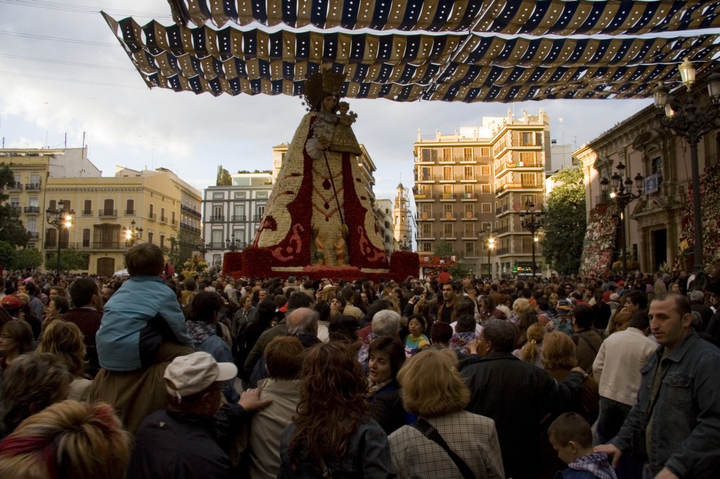 Virgen de los Desamparados and crowd