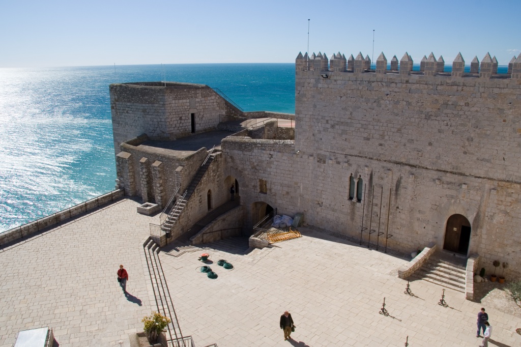 Anna walking across Castell de Peñíscola's courtyard