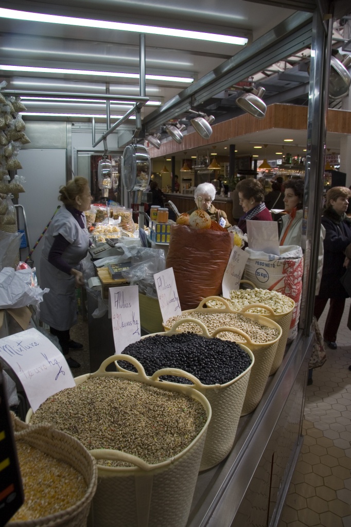 Valencian ladies line up to buy beans