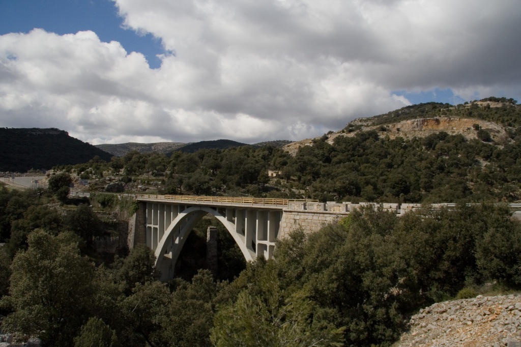 Bridge and valley along the road to Morella