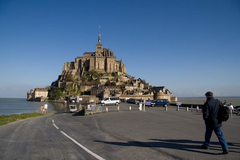 Walking to Mont Saint-Michel