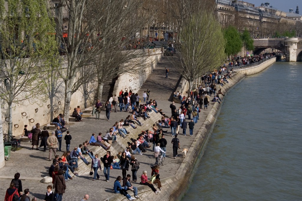 Crowds along La Seine