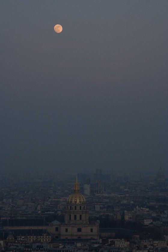 Les Invalides and the moon