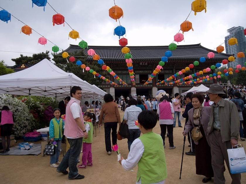 Buying paper flowers at Bongeun-sa temple