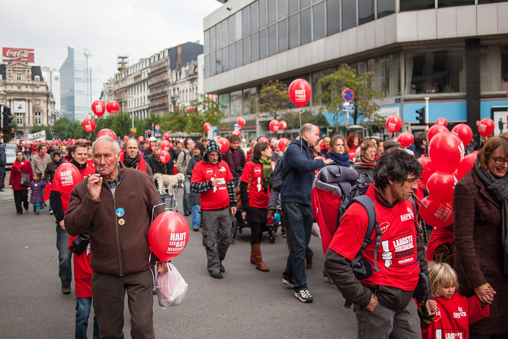 "Haut les bas revenus!"