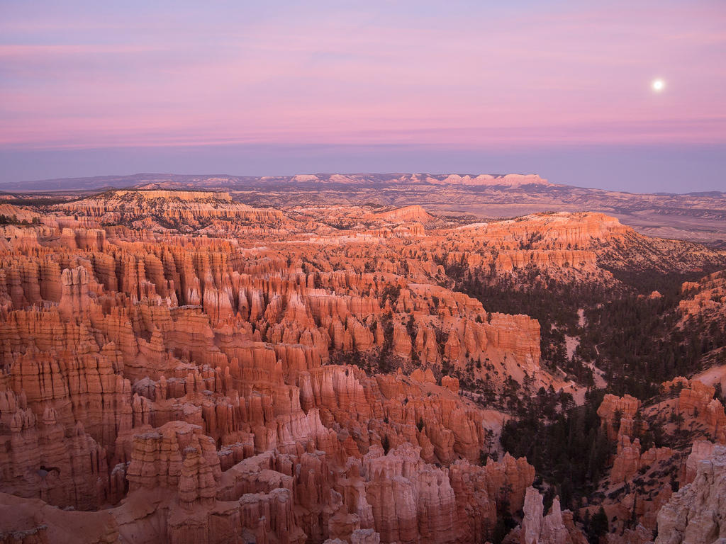 Moon rise, sunset glow over Bryce hoodoos