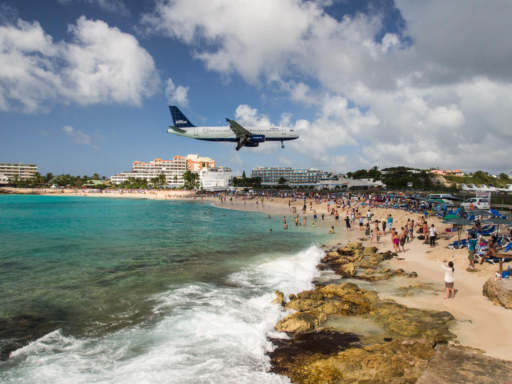 JetBlue landing at SXM, Maho beach