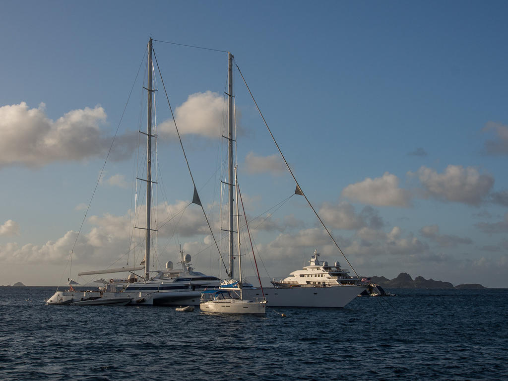 Multihull yacht