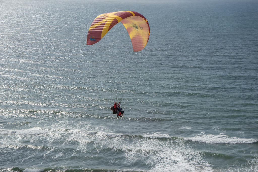 Randi paragliding