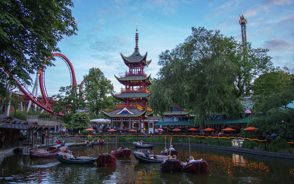 Dragon Boat lake and Dæmonen roller coaster