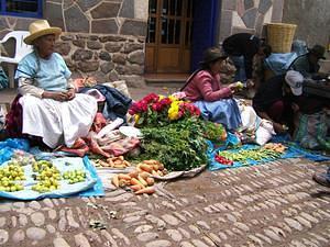 Vendors at the Pisaq market.