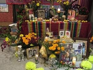 El Dia de los Muertos altars