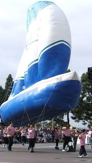 05.12.29 Bay Balloon Parade aka Holiday Bowl