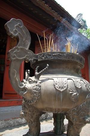 Ngoc Son incense altar
