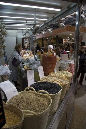 Valencian ladies line up to buy beans