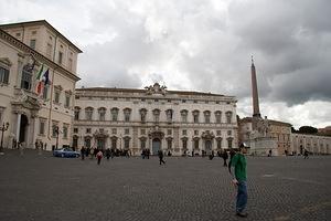 Pete wandering around outside Palazzo del Quirinale