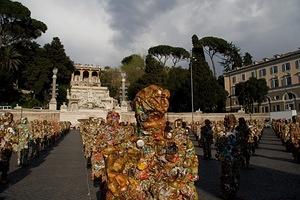 Trash people in Piazza del Popolo