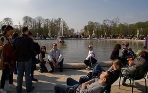 Enjoying the sun in Jardin des Tuileries