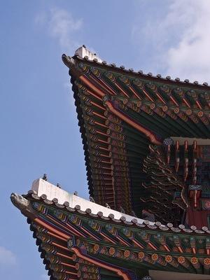 Geunjeongjeon roof details