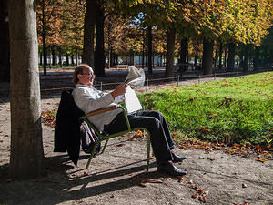 Reading in Jardin des Tuileries