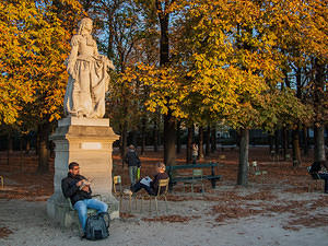 Reading under statues